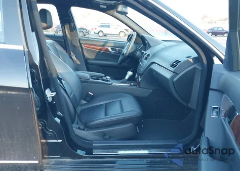 2011 Mercedes-Benz C 300 Sport 4Matic z USA, uszkodzony, nr VIN WDDGF8BB5BR144691